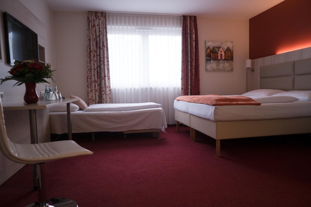פרנקפורט Hotel Roedelheimer Hof - Am Wasserturm חדר תמונה