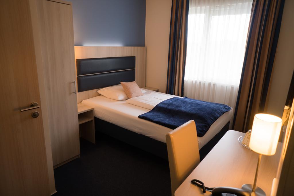 פרנקפורט Hotel Roedelheimer Hof - Am Wasserturm חדר תמונה